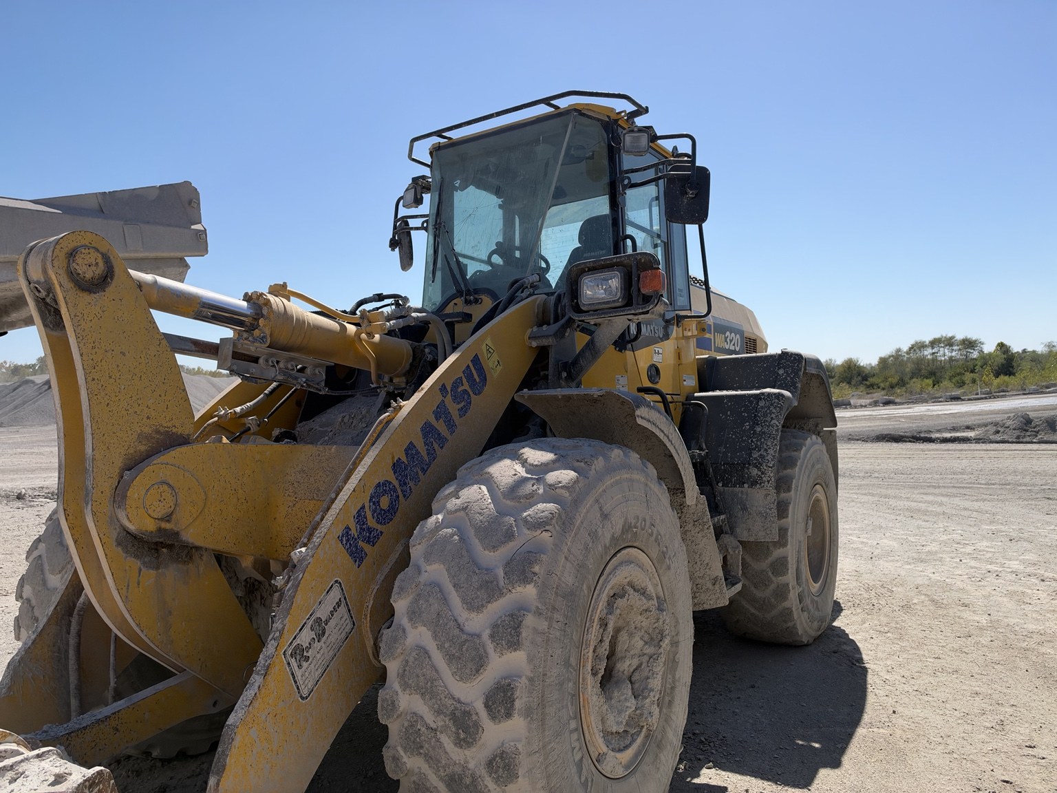 Full equipment view of the Komatsu WA320 wheel loader before windshield replacement